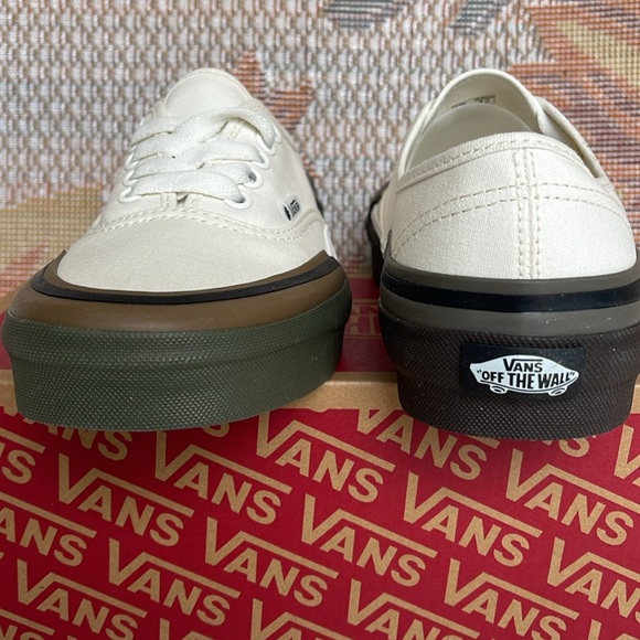 Vans WMNS Authentic Rearrange
Utility Block Blanc De BIack
VN000CSAJVY
Sneakers - Picture 15 of 16